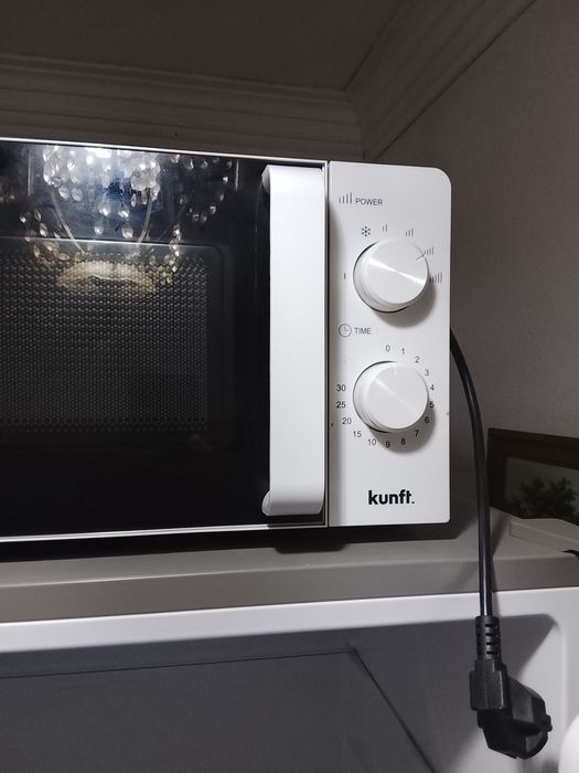 Frigorífico combinado praticamente novo e microondas para venda...os dois juntos para venda...