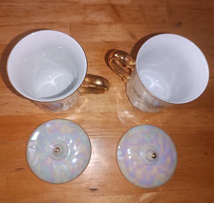 Красива з позолотою та перламутром порцелянова чашка з кришкою на вибі