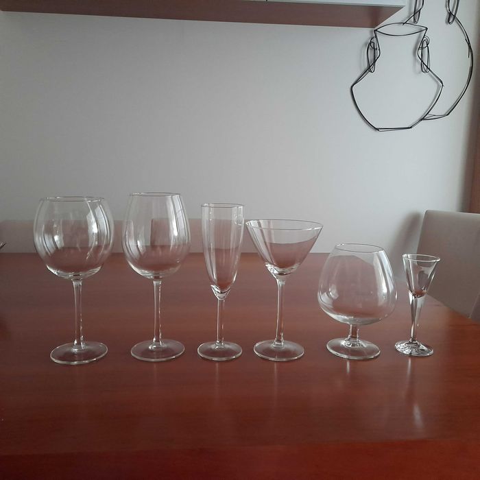 Elegante conjunto de copos de vidro de pé alto