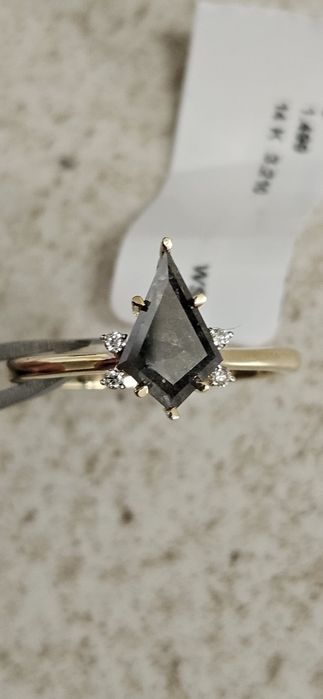 Pierścionek zaręczynowy z diamentem