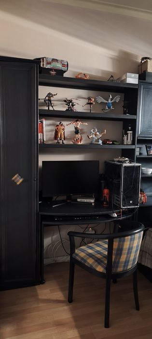 Vendo conjunto de quarto de solteiro com cómoda e mesa de cabeceira