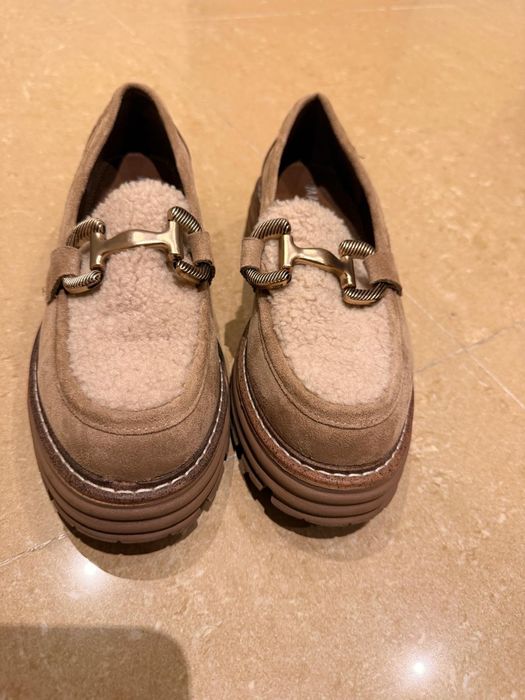 Sapatos mocassins de camurça