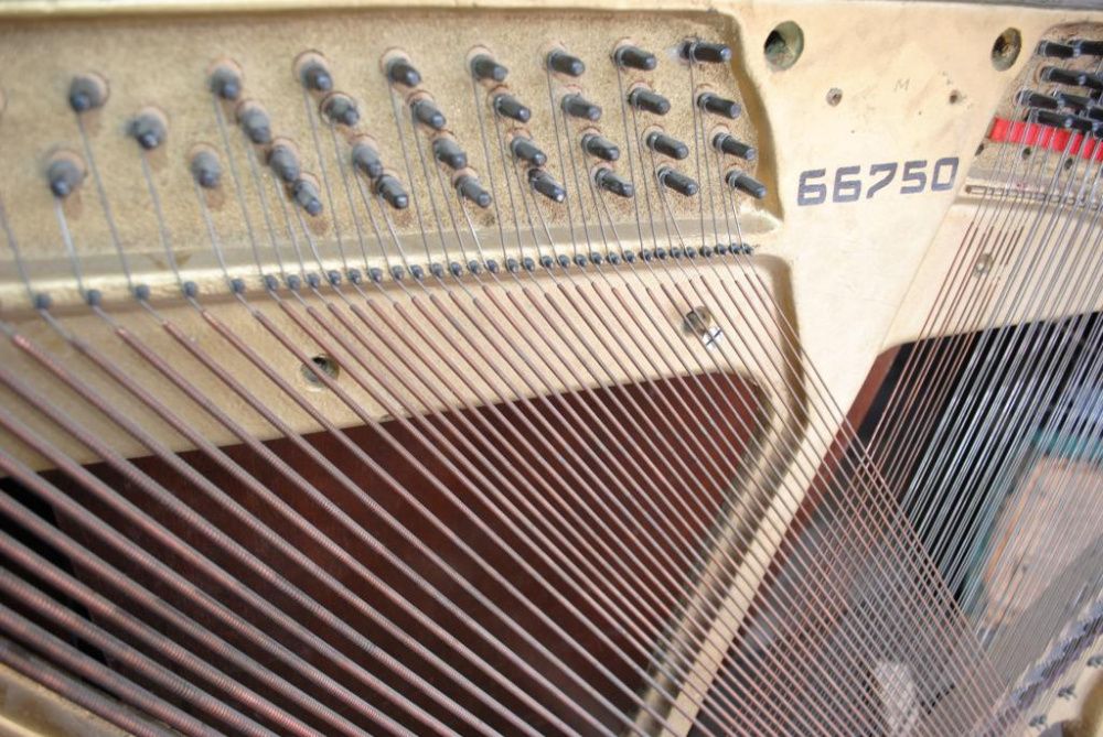 Декор на стену в караоке бар станина (под бронзу) 140*112, струны медь