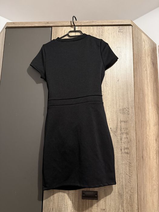 Czarna sukienka H&M Divided wycięcie w talii cut out M