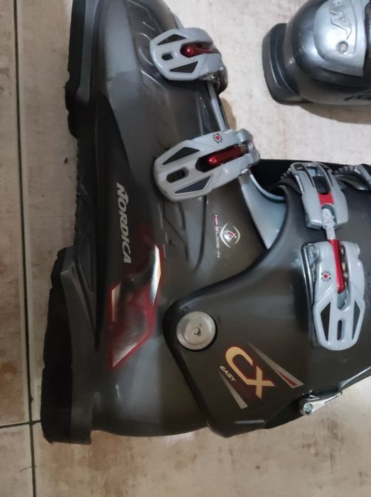 Vendo dois pares de botas de ski