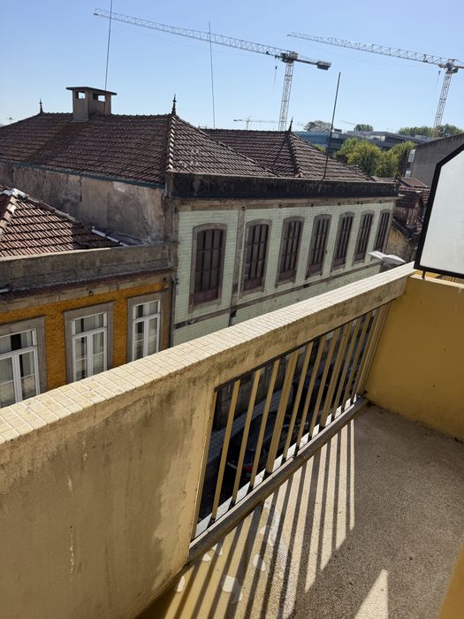 Arrenda se quarto no centro do porto com despesas incluidas