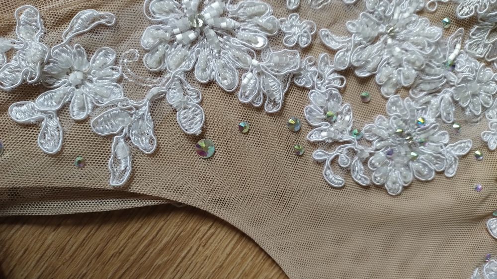 Suknia ślubna z cyrkoniami