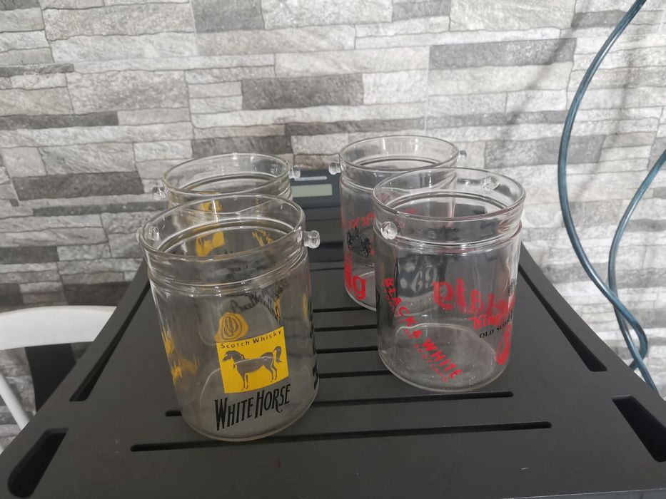 Baldes novos de gelo