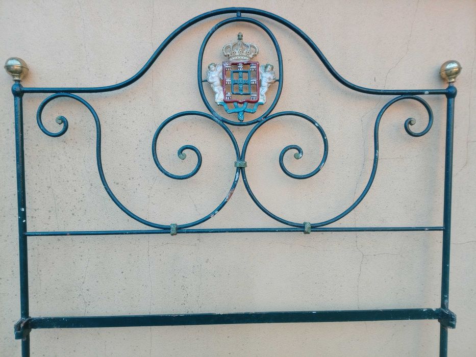 Cama de casal, em ferro maciço