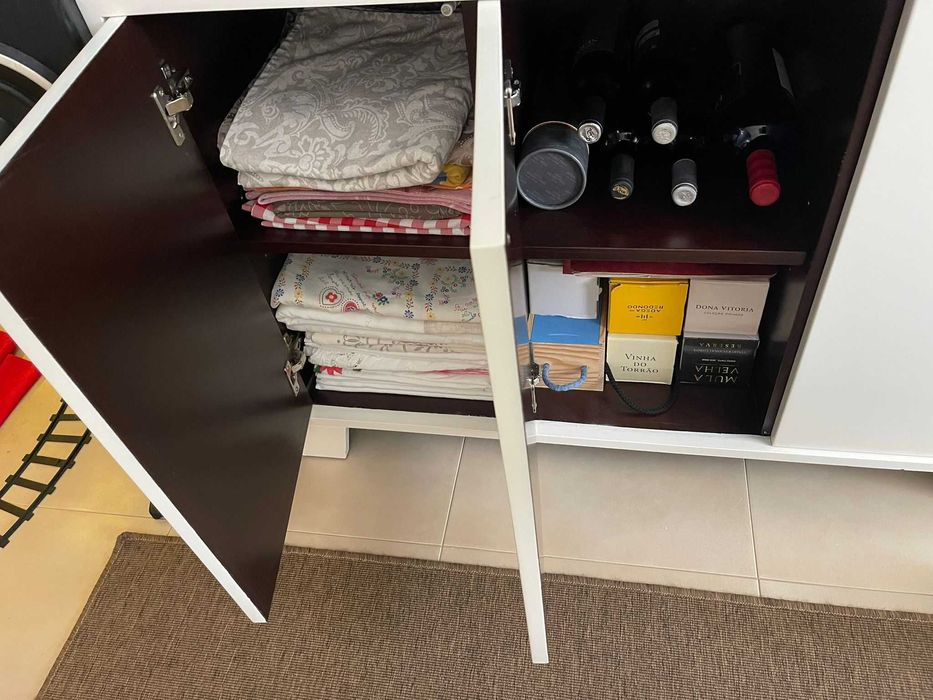 Aparador Sala, madeira boa e pesada.