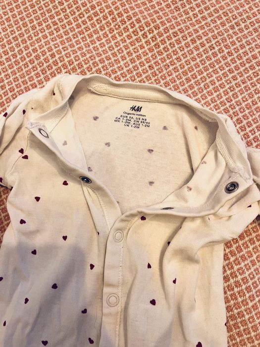 Pajacyk H&M w serduszka bawełna