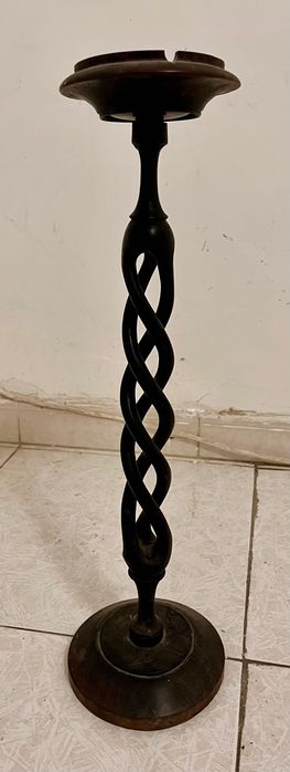 Cinzeiro de pé em Pau Preto