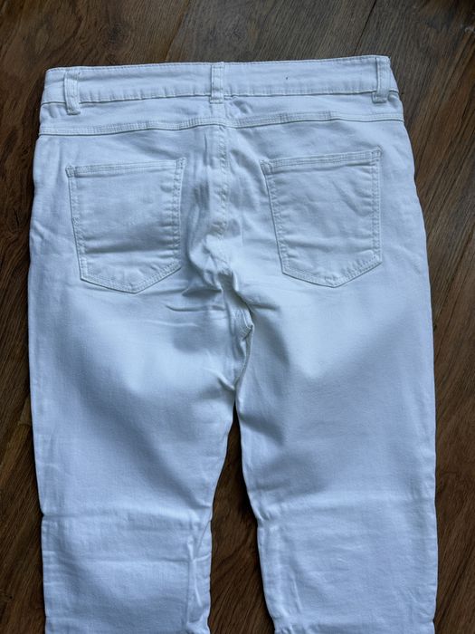 Klasyczne biale bawelniane rurki dopasowane spodnie sredni stan basic