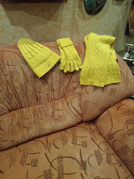 Шапка с шарфом и перчатки спортивные