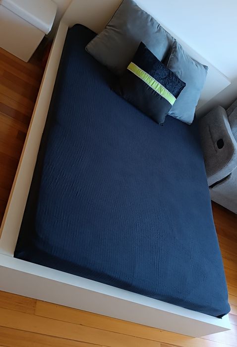 Estrutura de Cama de Casal IKEA MALM (140x190) + estrado - Já desmontada.