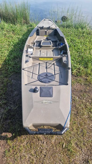 Kayak de pesca com motor elétrico