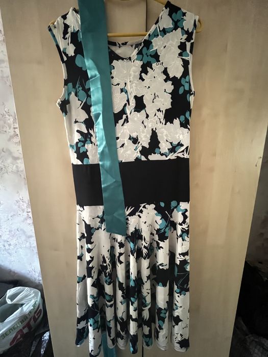 Платья, новое с биркой персиковое и есть белое в цветочек летнее