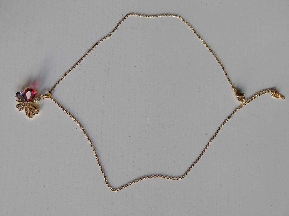 Fio/colar dourado com pendente borboleta