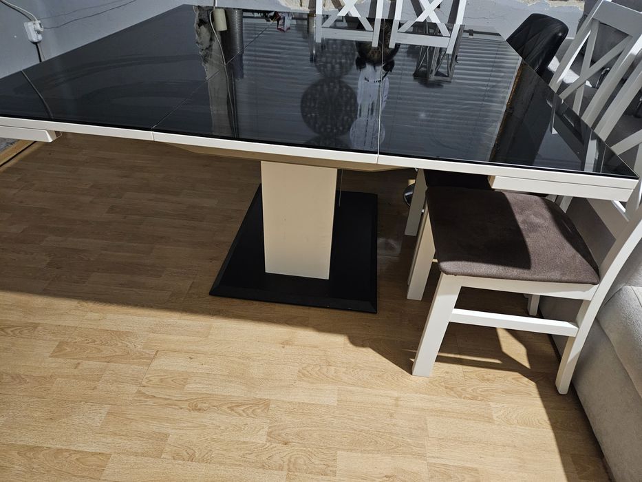 Stòł do jadalni z czarnym szkłem rozkładany