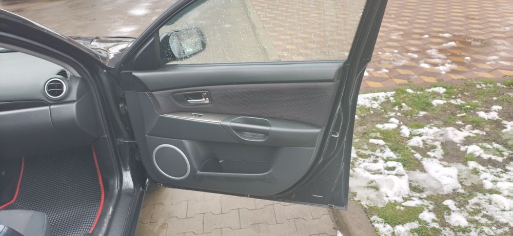 Мазда 3 седан чорний