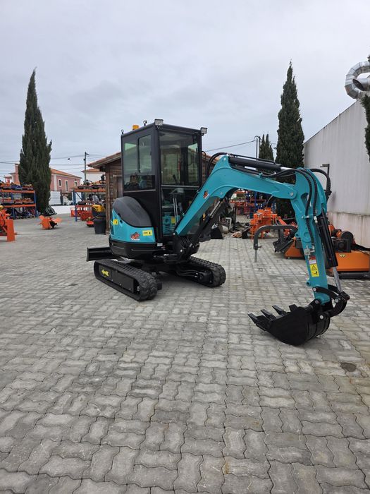 Mini Escavadora 2.5 Toneladas com Cabine