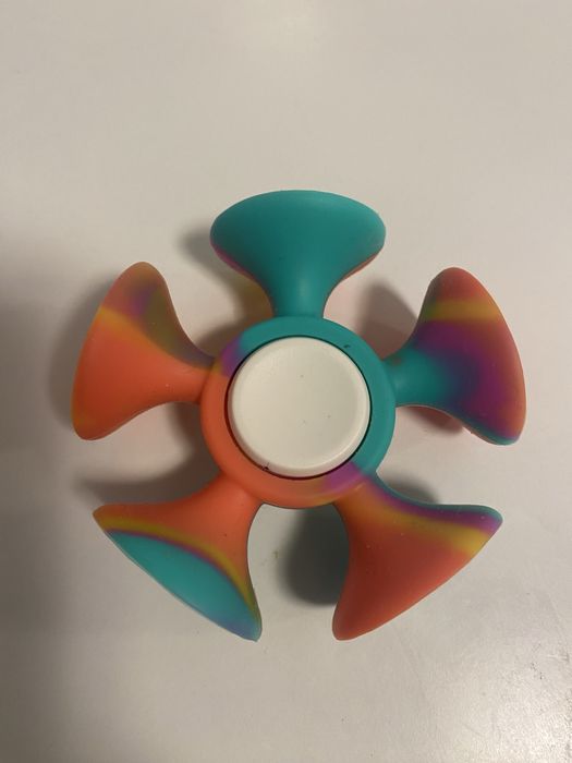 Kolorowy spinner z przyssawkami ze smyka, nowy!