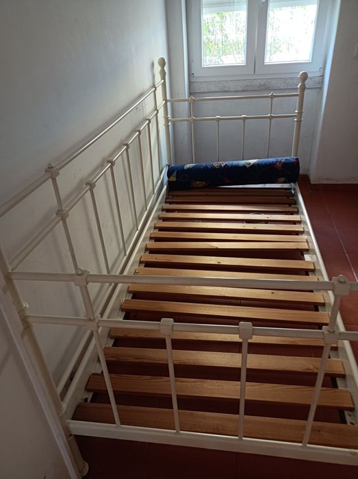 Cama de solteiro com grade