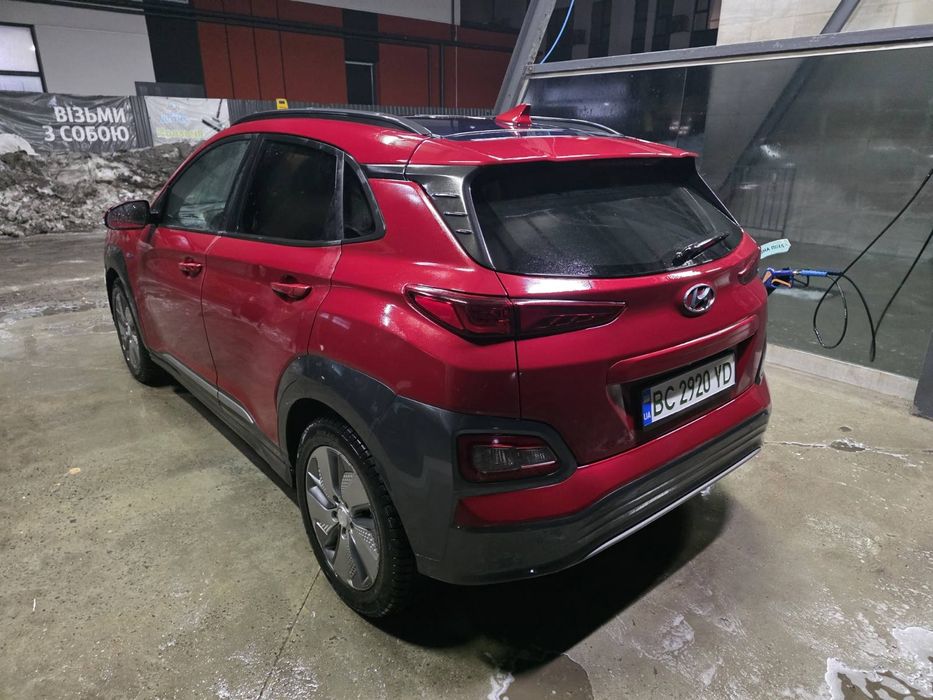 Hyundai kona electric 2019 рік, 64кв, 140000 гарна комплектація