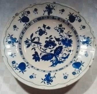 2 pratos antigos decorativos (alguns sinais de desgaste)