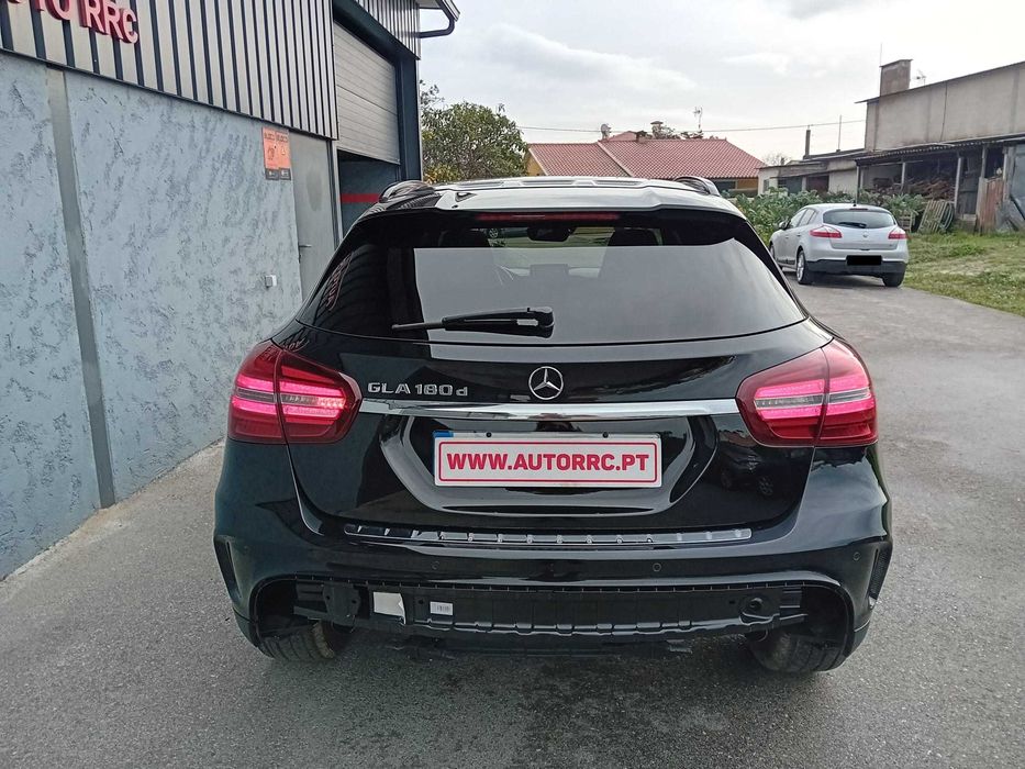 Mercedes GLA 180 AMG c/auto ( pequeno sinistro )