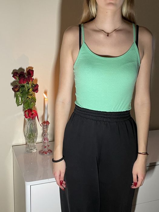 топы красный с кружевом, базовые зеленый и желтый