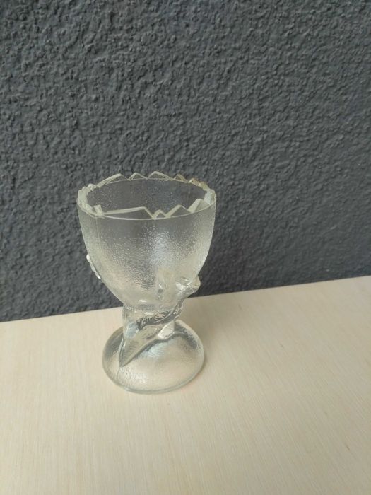 Kubek na jajko z przezroczystego szkła, kurę trzymającą pęknięte jajko
