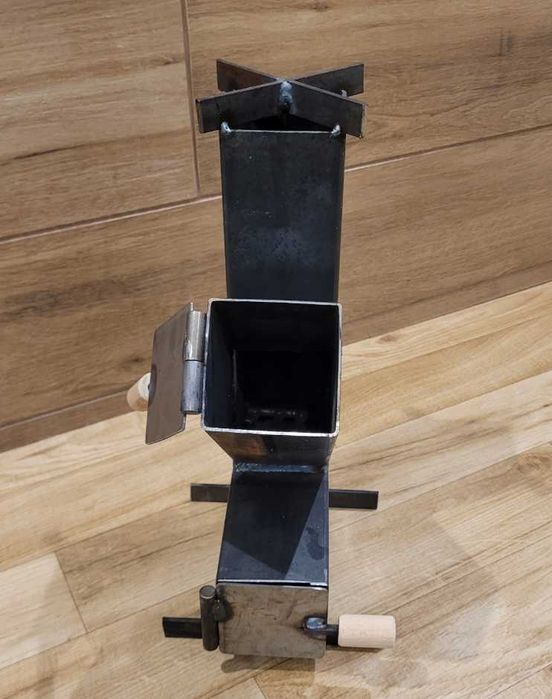 Mały piecyk rakietowy z drzwiczkami koza