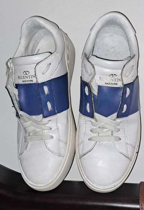 Сникерсы Valentino Garavani
Rockstud