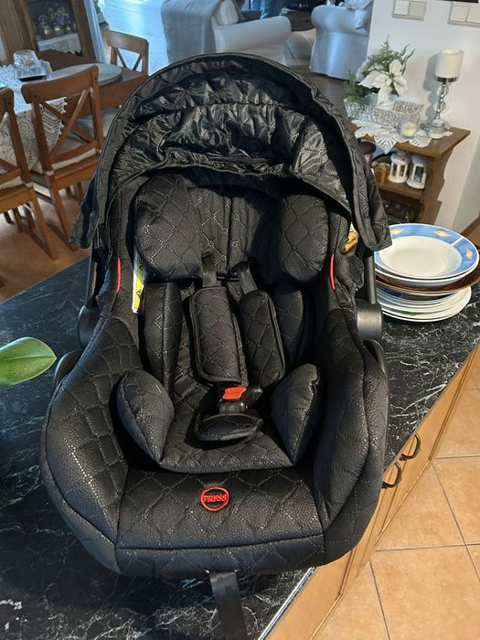 Nowy fotelik samochodowy, nosidełko