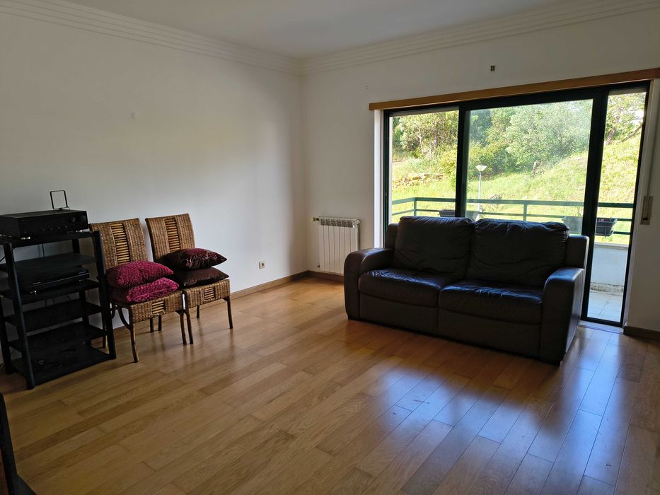 Apartamento T1 de 70 m2 úteis e mais varanda na serra de casal de cambra - junto à entrada do Belas Clube de Campo