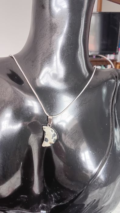 Fio de Prata com meia lua c om Jaspe Dálmata