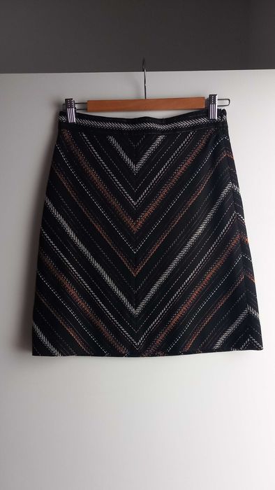 Saia curta evase com linhas diagonais Caroll S Nova