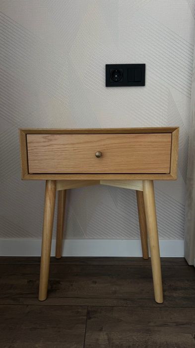 Тумба приліжкова