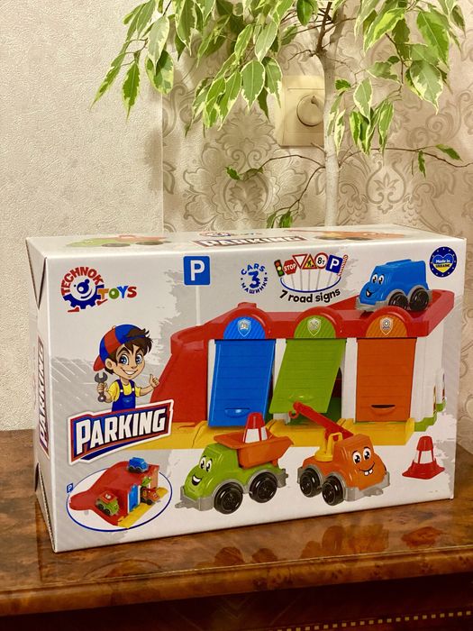 Паркінг гараж з машинками . Паркінг зі спуском. Дитячий гараж паркінг