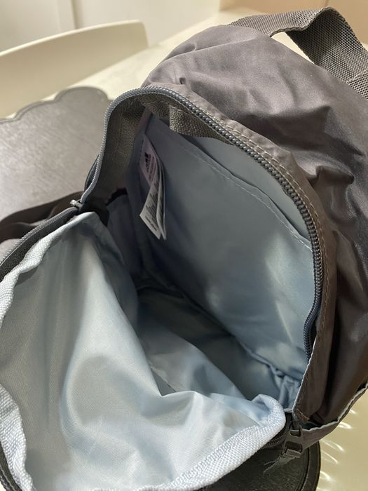 Mochila adidas XS pouco uso (fotos reais incluidas)