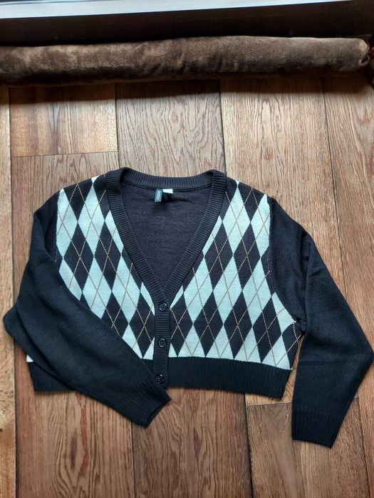 Krótki sweterek w romby marki H&M