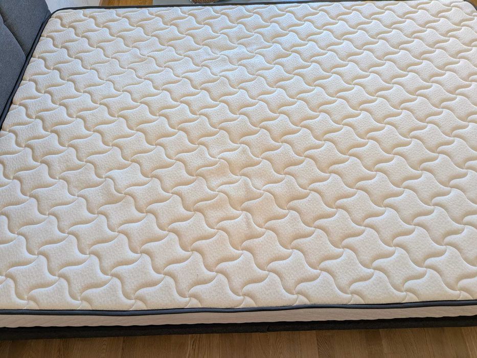 Cama de Casal com cabeceira e colchão