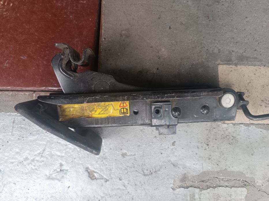 Домкрат Ford підйомник автоматичний.