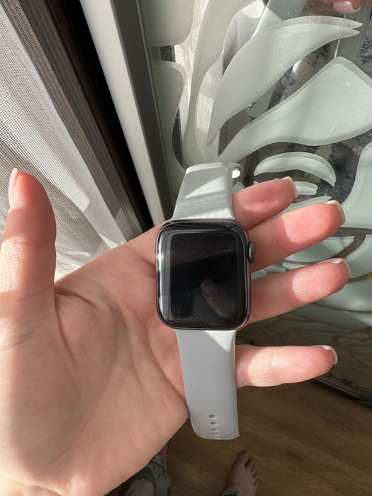 Продам Apple watch se 40