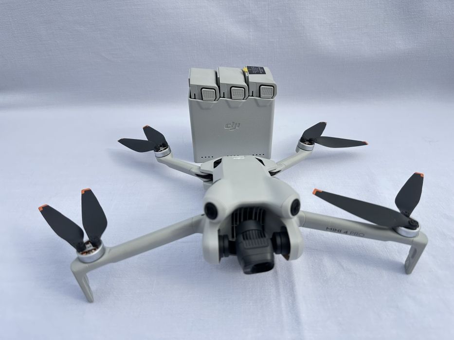 Dron DJI Mini 4 Pro Fly More Combo (RC 2)
