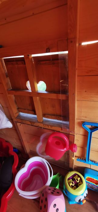 Domek drewniany zjezdzalnia i trampolina