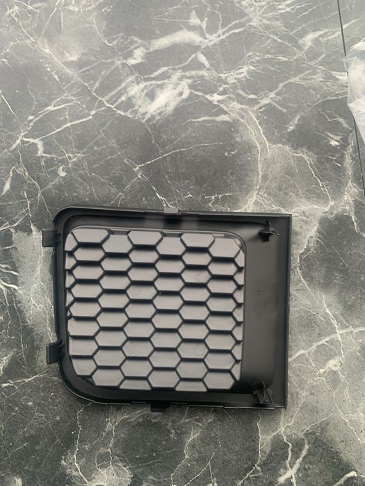 Нижняя решетка радиатора левая Jeep Renegate