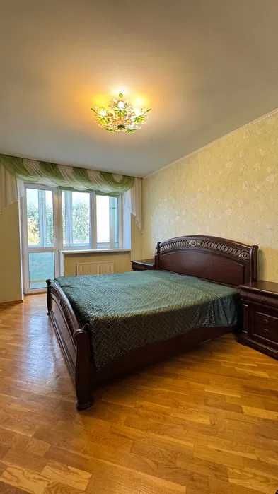 Продаж 3-к квартири  з ремонтом та видом на парк