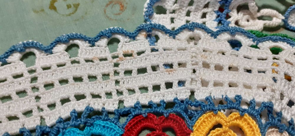 3 panos redondos em crochet (tem manchas de estarem guardados)